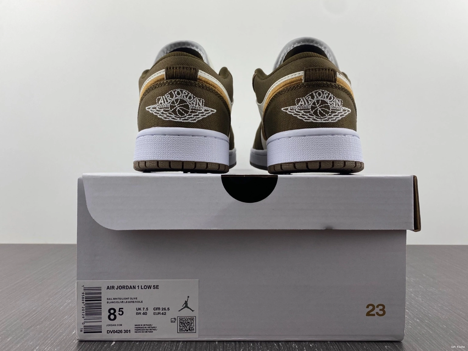 DV0426-301 SE 1 - Light (W) Jordan Olive Low 0328